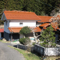 屋根に龍が降りた農家