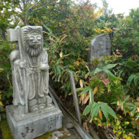 登山道傍らの石像