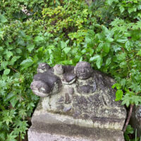 登山道傍らの石像