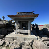 山頂にある奥宮の祠