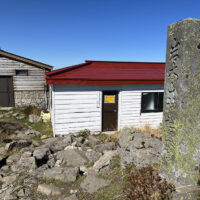 トイレは自転車のペダルをこぐバイオトイレ