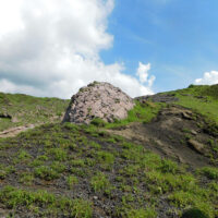 細い尾根の上にただ一つぽつんと鎮座する団子岩（坊主岩）