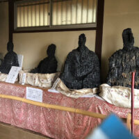 半ば焼けた木彫りの仏像