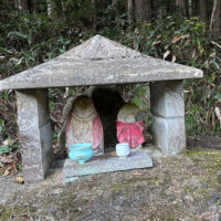 長崎新道の出入口近くにある地蔵など。長崎新道は高津川に沿った街道ができた後は、参勤交代に使われなくても津和野への最短ルートだったために一般道として利用され、口屋の番所もあった。