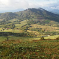 田代山から望む七時雨山。左手奥にかすんでいるのが岩手山。
